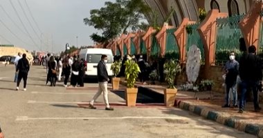 بث مباشر.. انهيار أسرة الفنانة سهير البابلى خلال جنازتها بمسجد الشرطة