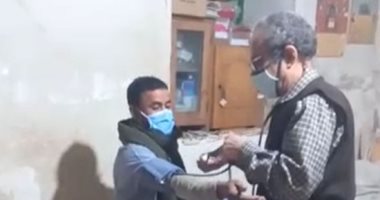 "جدعنة المصريين" اللى معاه واللى مش معاه بيكشف عند طبيب الغلابة.. الدكتور بهجت فهمى يحول منزله إلى عيادة لعلاج المرضى.. ويؤكد: بدأت الكشف بجنيه ونصف ومفيش فرق بين الفقير والغنى فى الكشف والآن كله بـ20 جنيها