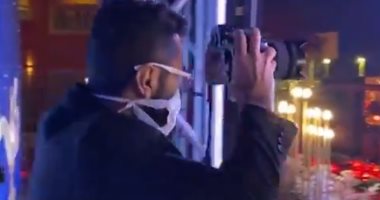 تامر حسني يتقمص دور مصور ويفاجئ عروسا يوم زفافها .. فيديو 