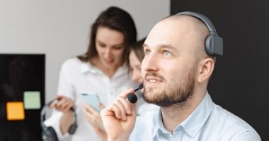 الإتيكيت بيقول إيه عن تعاملك مع موظفى خدمة العملاء؟ خليك صبور وتجنب الحدة