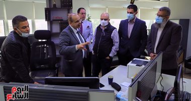 الرئيس التنفيذى لـ"دار اليوم" يزور اليوم السابع ويطلع على صالة التحرير وتجربة التليفزيون الديجيتال