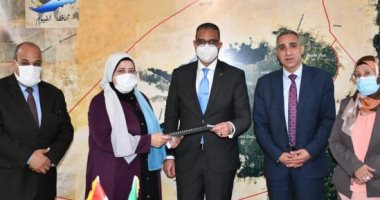 محافظ الفيوم يسلم عقودا وشيكات بـ6 ملايين جنيه لتمويل المشروعات المتوسطة والصغيرة