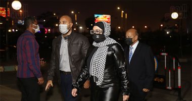 رجاء حسين ومنال سلامة والمنتج محمد فوزى فى عزاء الفنانة الراحلة سهير البابلى 