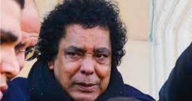 محمد منير يحضر جنازة ابن شقيقته بمسجد الحصرى وياسمين الخيام تعزيه.. صور