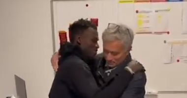 مورينيو يكشف عن هديته للاعب روما بعد تسببه فى الفوز على جنوة.. فيديو