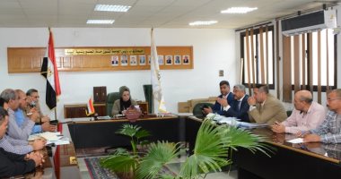 نائب رئيس جامعة أسيوط تناقش عددا من الحلول للتخلص الآمن من مشكلة القمامة بالجامعة