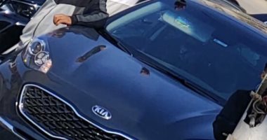 محمد منير يظهر متأثرا بوفاة نجل شقيقته ويتابع صلاة الجنازة من السيارة.. فيديو
