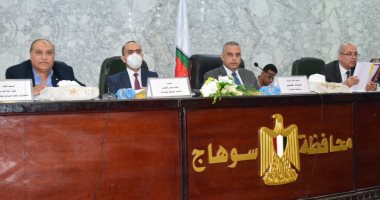 محافظ سوهاج يترأس اجتماع المجلس التنفيذى ويكرم 8 من القيادات.. صور