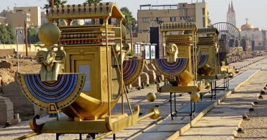 المراكب المقدسة المصممة بالطراز الفرعونى جاهزة للانطلاق بطريق الكباش.. صور