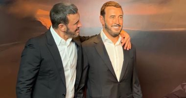 مستغرب من شدة الشبه..كاظم الساهر يقابل تمثاله الشمعي في متحف مدام توسو دبي