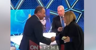 لميس الحديدى ترحب بالكابتن محمود الخطيب فى كواليس "ملعب ON Time".. فيديو