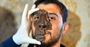 الكشف عن قناع حديدى ارتداه الجنود الرومان قبل 1800 عام فى تركيا