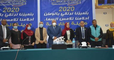 محافظ الوادى الجديد يتفقد مركز الخارجة .. ويهنىء العاملين بجائزة "التميز الحكومى" 