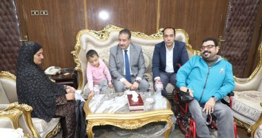 محافظ المنوفية يلتقي بإحدى الحالات الإنسانية ويقرر صرف مساعدات مالية وعينية