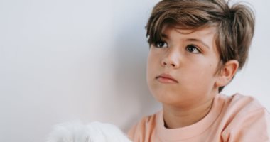 ابنك سرحان طول الوقت ومش بيذاكر؟ اعرفى السبب وإزاى تخليه يحب المذاكرة