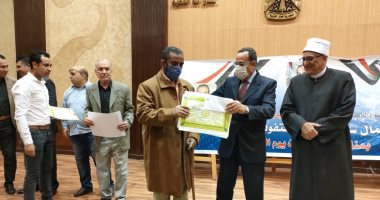 محافظ شمال سيناء يكرم المتفوقين والمتميزين بالمدارس