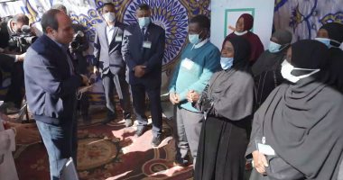 أهالى أسوان يدعون للرئيس قبل مغادرته: ربنا يبعد عنك أعداء النجاح.. فيديو