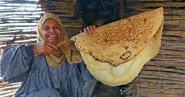 الناس الطيبين   وشوش كلها كرم وطيبة  من الفجر ساعية على رزقها بالحلال