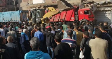 مصرع عامل فى حادث تصادم سيارة نقل بمخبز بديرب نجم بالشرقية.. صور