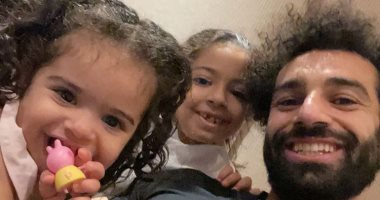 محمد صلاح وابتسامات مع ابنتيه مكة وكيان بعد الفوز على بورتو بدورى الأبطال