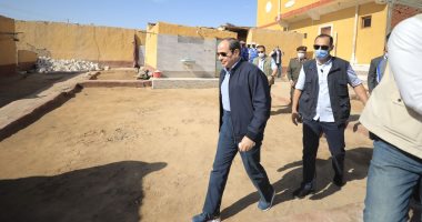 الرئيس السيسى يتفقد قرية غرب أسوان المتضررة من السيول ويلتقى المواطنين..صور
