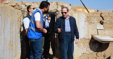 الرئيس السيسى يستمع لشباب حياة كريمة حول الجهود المبذولة بقرية غرب أسوان