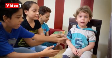 "منة" تنزف.. تبكى بدل الدموع دما.. والدتها: تعانى مرضا نادرا والناس بتهرب منها