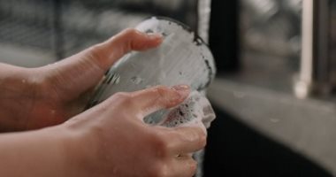 أشياء يجب ألا تفعلها السيدات فى فترة الليل.. غسيل المواعين الأبرز