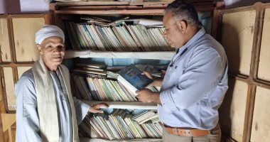 "أديب محو الأمية".. "عم أحمد" عامل تعلم فى الكِبر وقرأ 1400 كتاب ونظم 500 قصيدة.. حصد شهادات تكريم داخل محافظته وخارجها.. ويفتح منزله مدرسة صغيرة دون مقابل.. ومنظمة أجنبية تصنع فيلمًا عن حياته.. لايف وصور