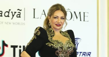 علي ربيع يفجر الضحك بحفل افتتاح مهرجان القاهرة ويلتقط صورا مع يسرا وليلى وإلهام