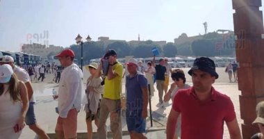 توافد سياحى كبير بعد ليلة ساحرة.. الأقصر تستقبل آلاف الزائرين بعد احتفالية افتتاح طريق الكباش.. والسائحون يزورون طريق المواكب الكبرى للاستمتاع بالمراكب المقدسة.. وفرحة كبيرة بالحفل فى معابد الكرنك والأقصر.. صور