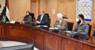 محافظ الفيوم يناقش تحديات وآليات التوسع في إنتاج مناحل العسل