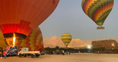 رحلات المغامرة والإثارة تجذب السائحين لبلد السحر والحضارة.. الأجانب يستمتعون برحلات البالون الطائر بعد افتتاح طريق الكباش بالأقصر.. والتجهيز فجرا لتخرج للسماء وسط المعالم الأثرية والطبيعة الرائعة.. فيديو وصور