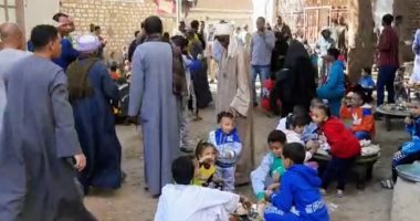 "النزلة" قرية بقنا تحتفل كل عام بنجاتهم من مرض الطاعون منذ أكثر من 80 عامًا.. تخرج القرية بأكملها للاحتفال ويقدمون الطعام والولائم للفقراء والمحتاجين.. والأهالى: توارثناها عن الآباء ونورثها للأبناء.. فيديو وصور