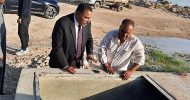 محافظ مطروح يتفقد منافذ توزيع المياه بالسيارات في قرى الضبعة 