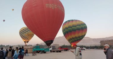 بث مباشر.. السياح يستمتعون برحلات البالون الطائر بالأقصر بعد ظهوره بحفل الكباش