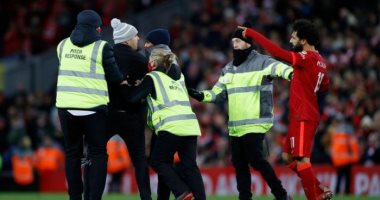مش مع المنتخب بس.. مشجع يقتحم لقاء ليفربول وساوثهامبتون من أجل محمد صلاح