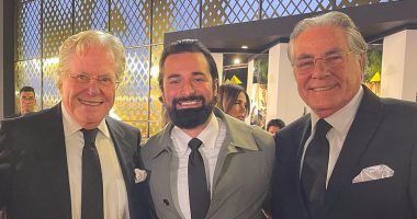أحمد حاتم ينشر صورة برفقة حسين ومصطفى فهمى بافتتاح مهرجان القاهرة السينمائى