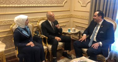 رئيس هيئة الرعاية الصحية يستقبل أول مريض إنجليزى يعالج فى مستشفيات الهيئة
