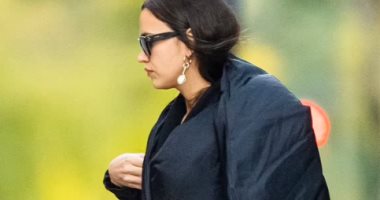 إيرينا شايك بإطلالة سوداء بالكامل أثناء زيارة زوجها السابق.. اعرف الحكاية