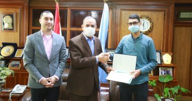 محافظ كفر الشيخ ونائبه يكرمان "الخشت" لحصوله على المركز السادس فى مسابقة مايكروسوفت