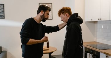 6 أخطاء فى التربية تسبب جحود الأبناء.. "غرس الأنانية والاهتمام بالنفقات فقط"