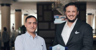ممدوح عيد يمنح سفير مصر فى الكونغو درع نادى بيراميدز