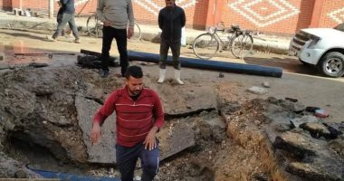 إصلاح كسر ماسورة مياه عمومية بحى الزهور فى بورسعيد.. صور