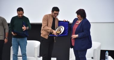 وزيرة الثقافة بعد تكريم نجوم الاختيار بمهرجان القاهرة: العمل تجربة عظيمة 
