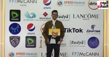 حفيد أحمد خليل يرفع صورة جده على السجادة الحمراء فى اليوم الثالث من مهرجان القاهرة 