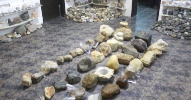 فلسطينى يحول منزله لمعرض أحجار كريمة جمعها خلال 5 سنوات.. صور