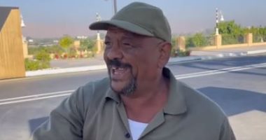 نادر عباسي يبدي إعجابه بموهبة عامل نظافة في الأقصر: شاعر ولا أحد يعلم عنه.. فيديو