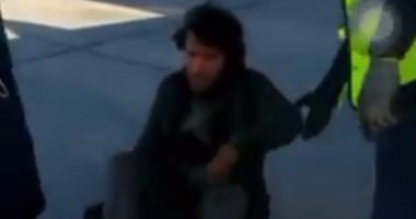 ضبط مهاجر مختبئ في حجرة عجلة طائرة قادمة إلى ميامي.. فيديو