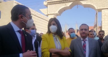 وزيرة الهجرة ومحافظ الفيوم يتابعان بعض المنشآت بقرية الشواشنة